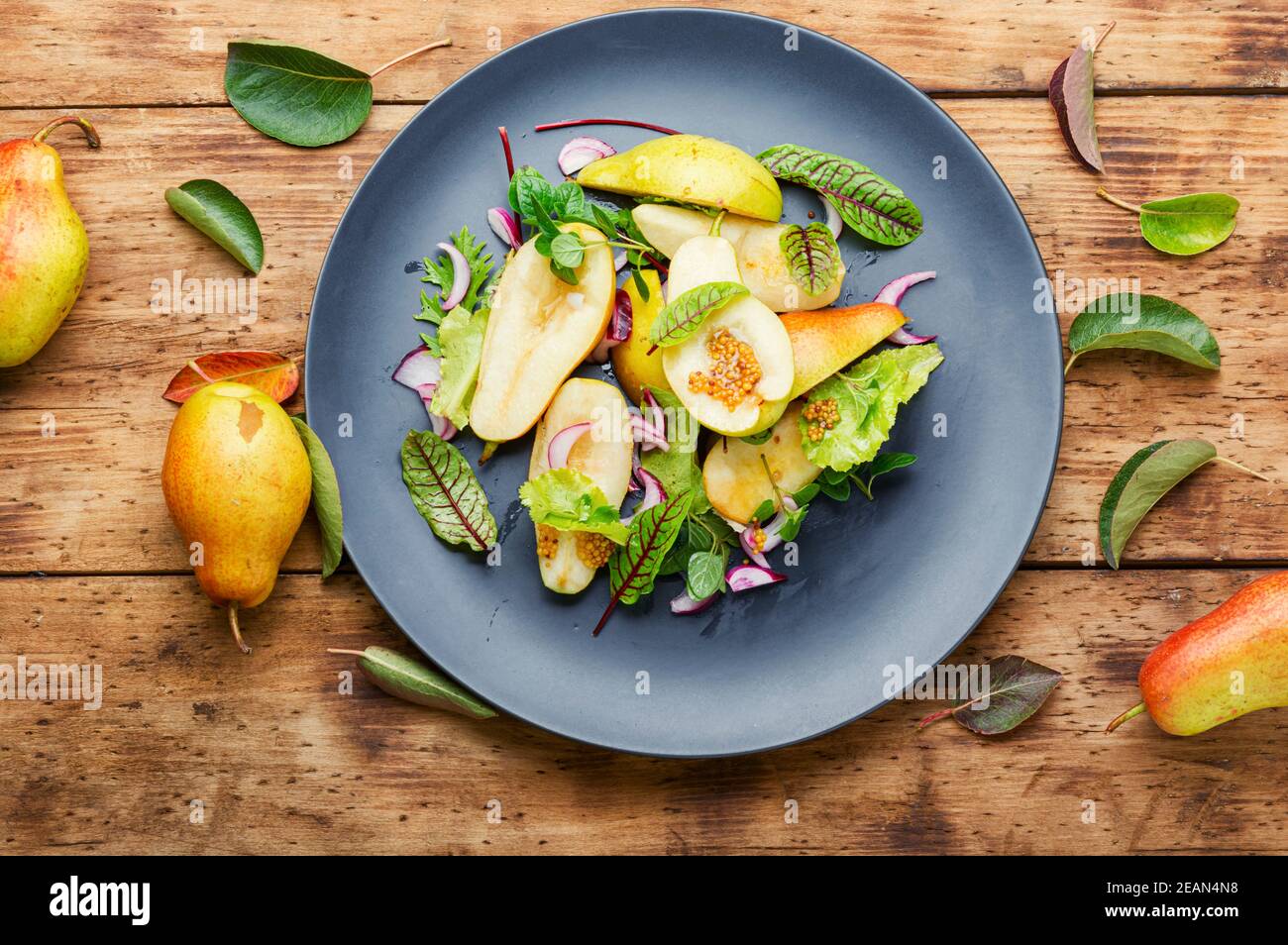 Gesunder vegetarischer Salat mit Birne. Stockfoto