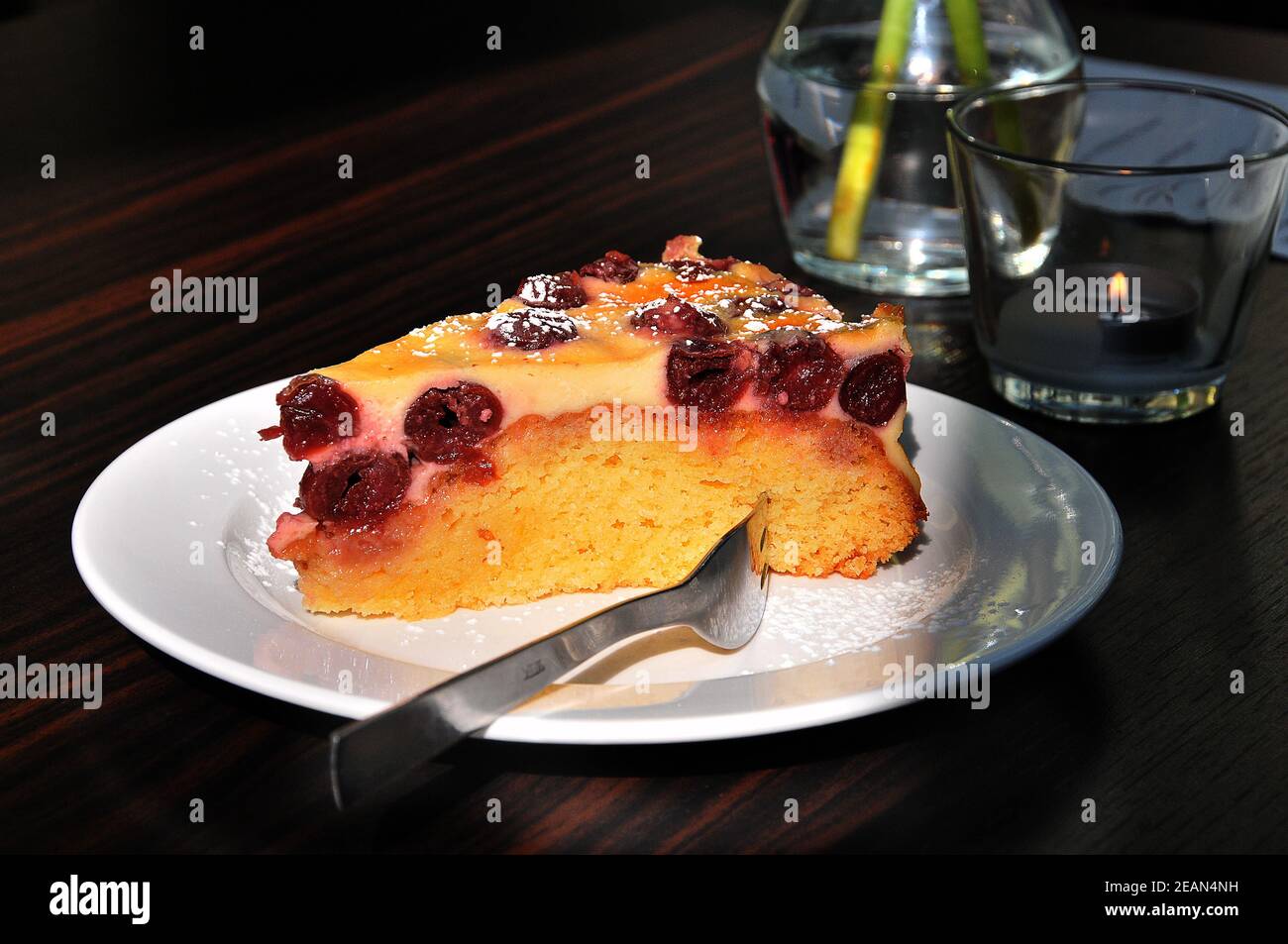 Kuchen auf einem Teller Stockfoto