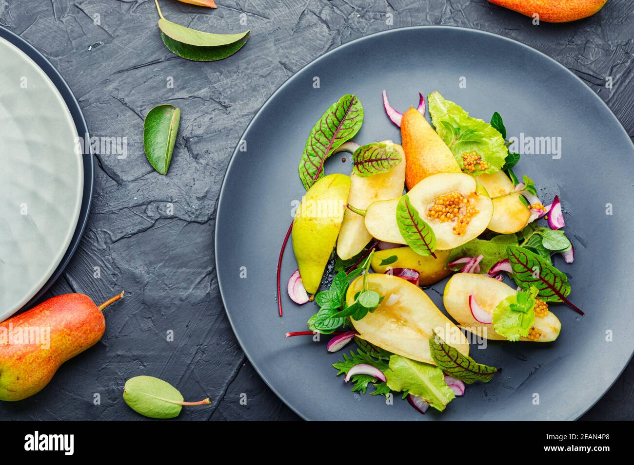Gesunder vegetarischer Salat mit Birne. Stockfoto