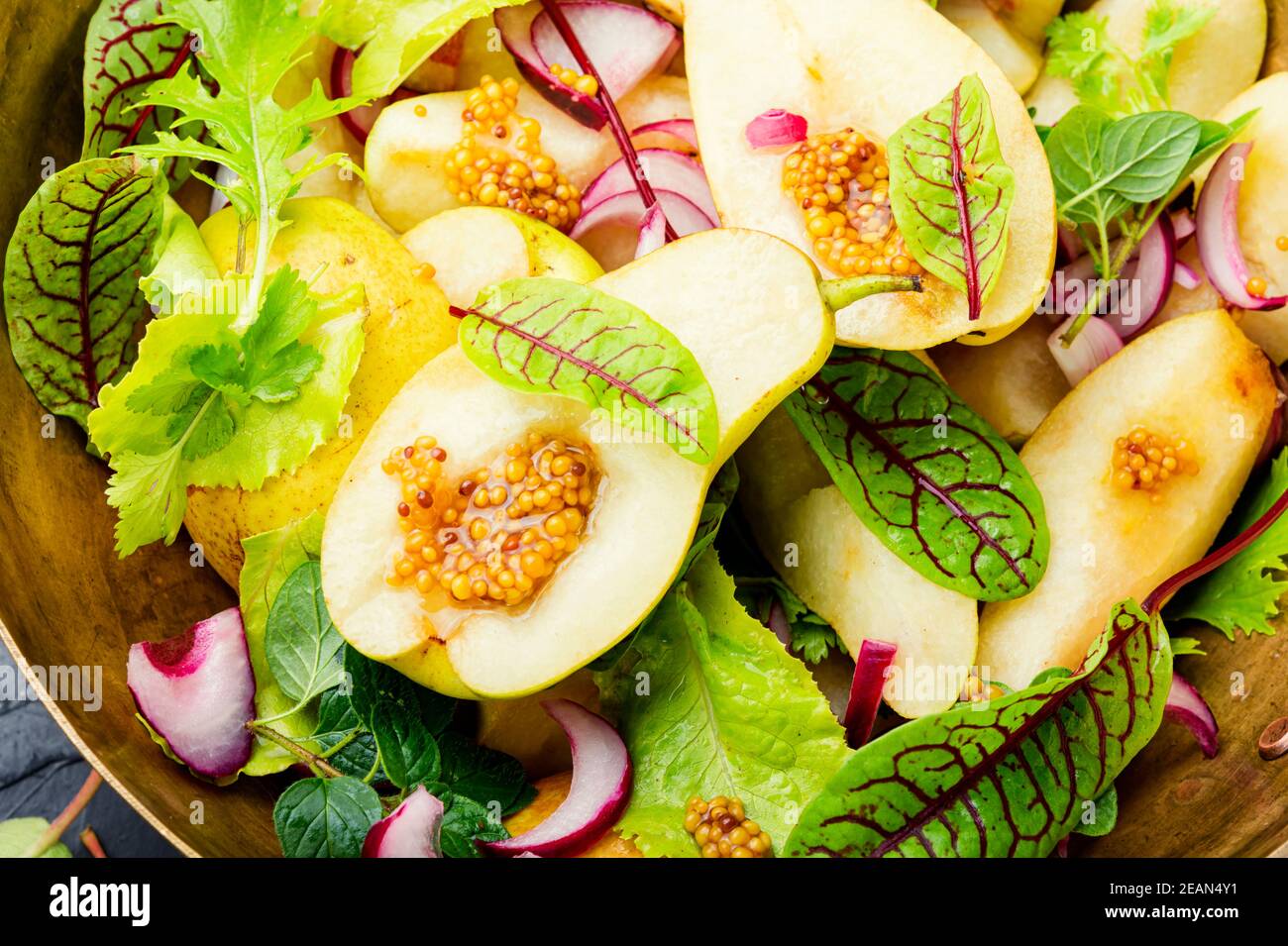 Gesunder vegetarischer Salat mit Birne. Stockfoto