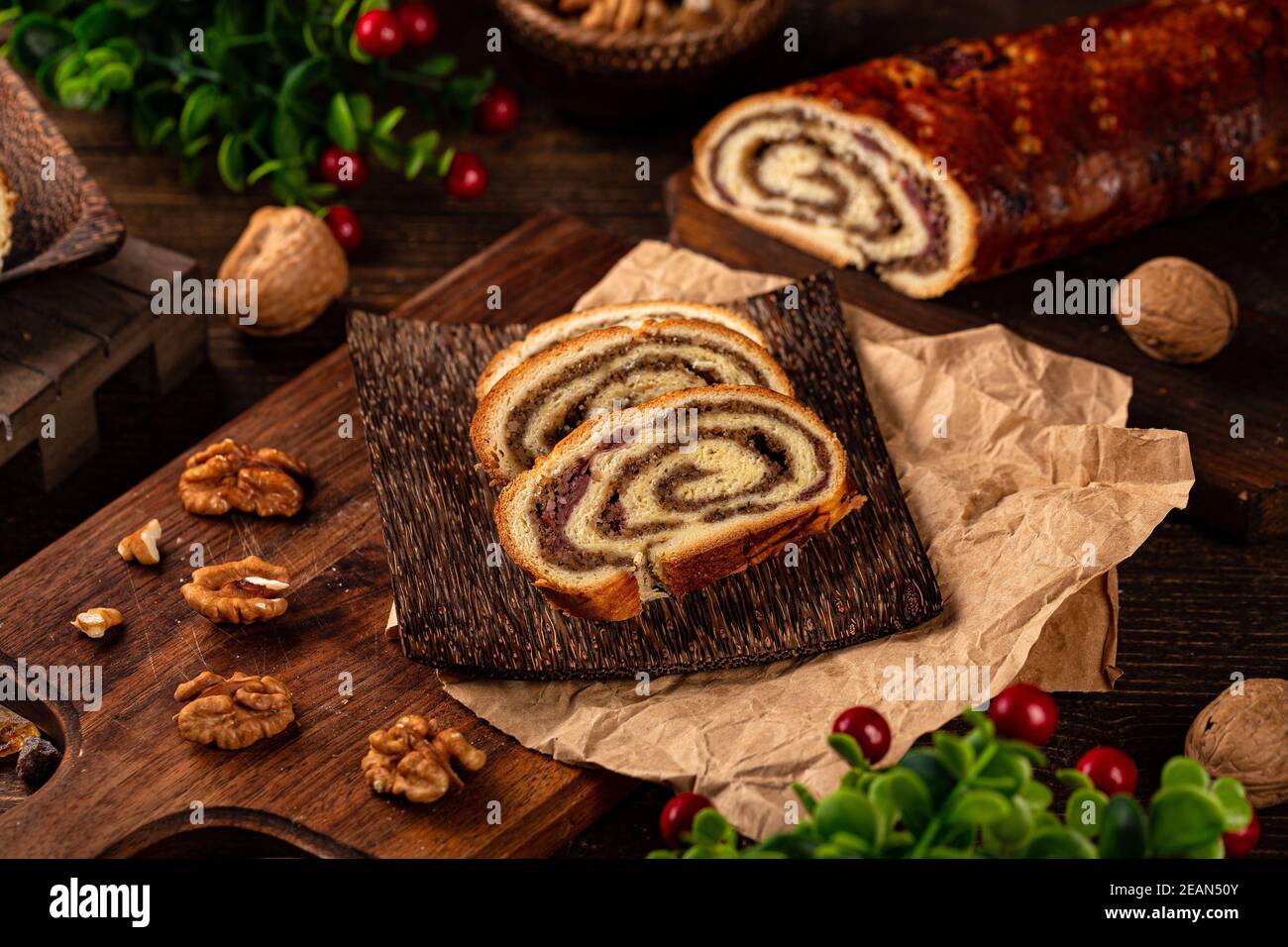 Brioche Teig gefüllt mit Walnüssen Stockfoto