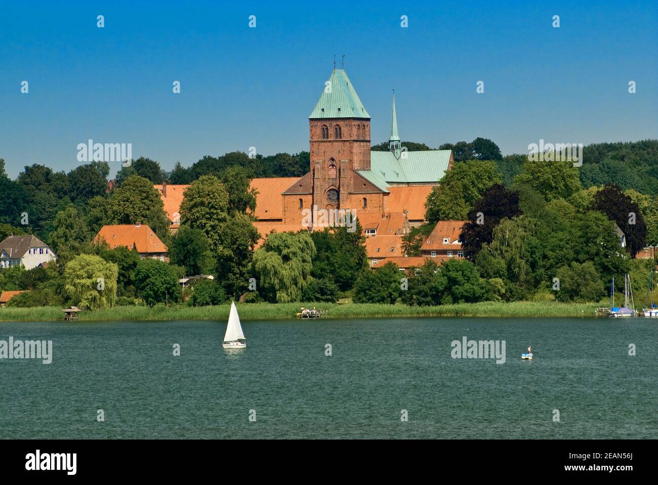 Romanischer Dom in Ratzeburg gesehen über den Großen Ratzeburger See im Lauenburger Seengebiet in Schleswig-Holstein, Deutschland Stockfoto