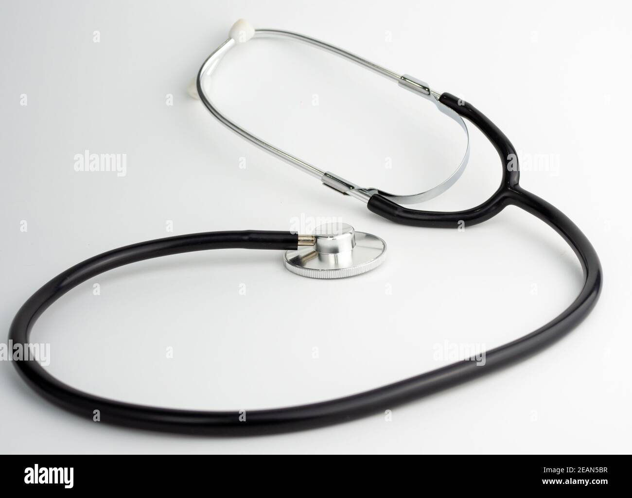 Arzt Stethoskop auf weißem Hintergrund Stockfoto