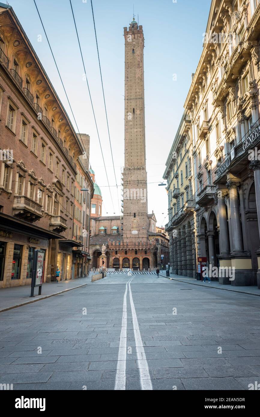 Der Asinelli-Turm in Bologna Italien einer der beiden Türme, schiefe Türme in der Altstadt. Stockfoto