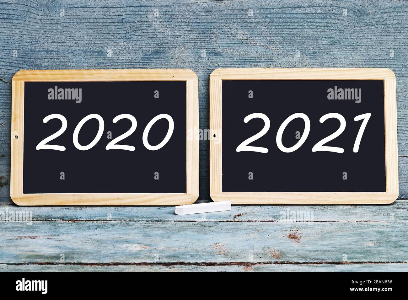Zwei Bretter mit den Schriftjahren 2020 und 2021 Stockfoto