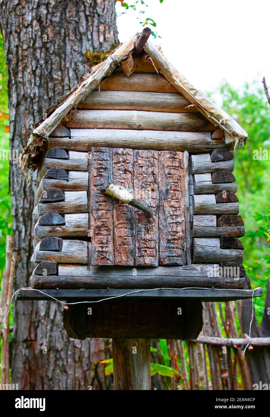 Die Holzhütte einer Hexe aus russischen Volksmärchen Stockfoto