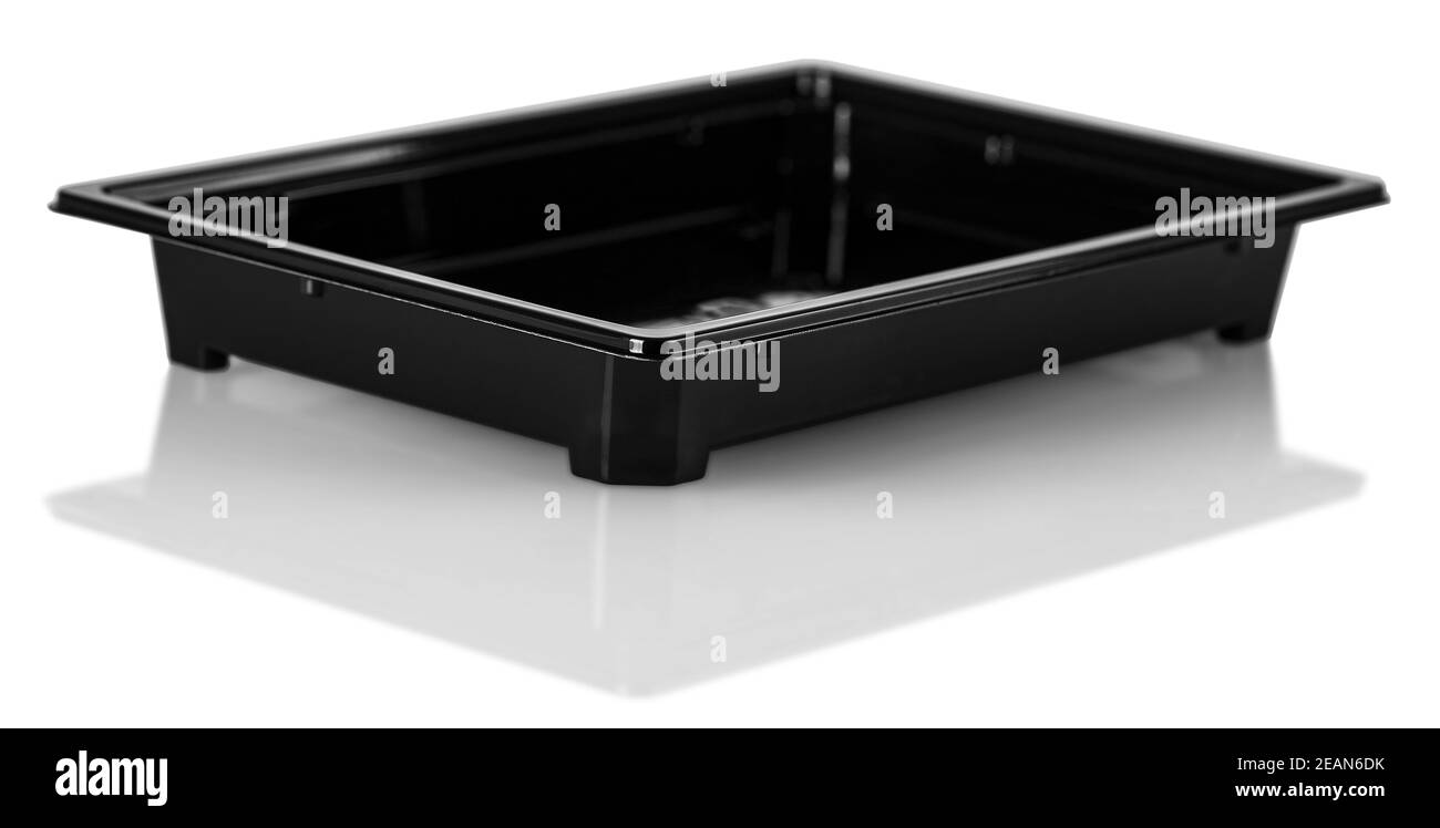Schwarzer Lebensmittelbehälter aus Kunststoff auf weißem Hintergrund. Beschneidungspfad Stockfoto