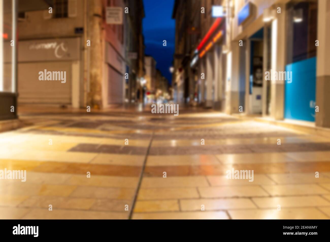 verschwommenes foto die Straßen von Avignon in der Altstadt Stockfoto