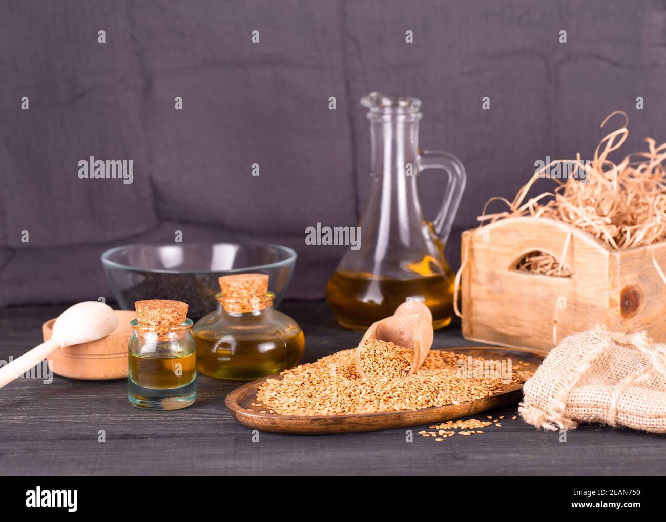 Olivenöl und Sesamsamen auf Holzoberfläche Stockfoto