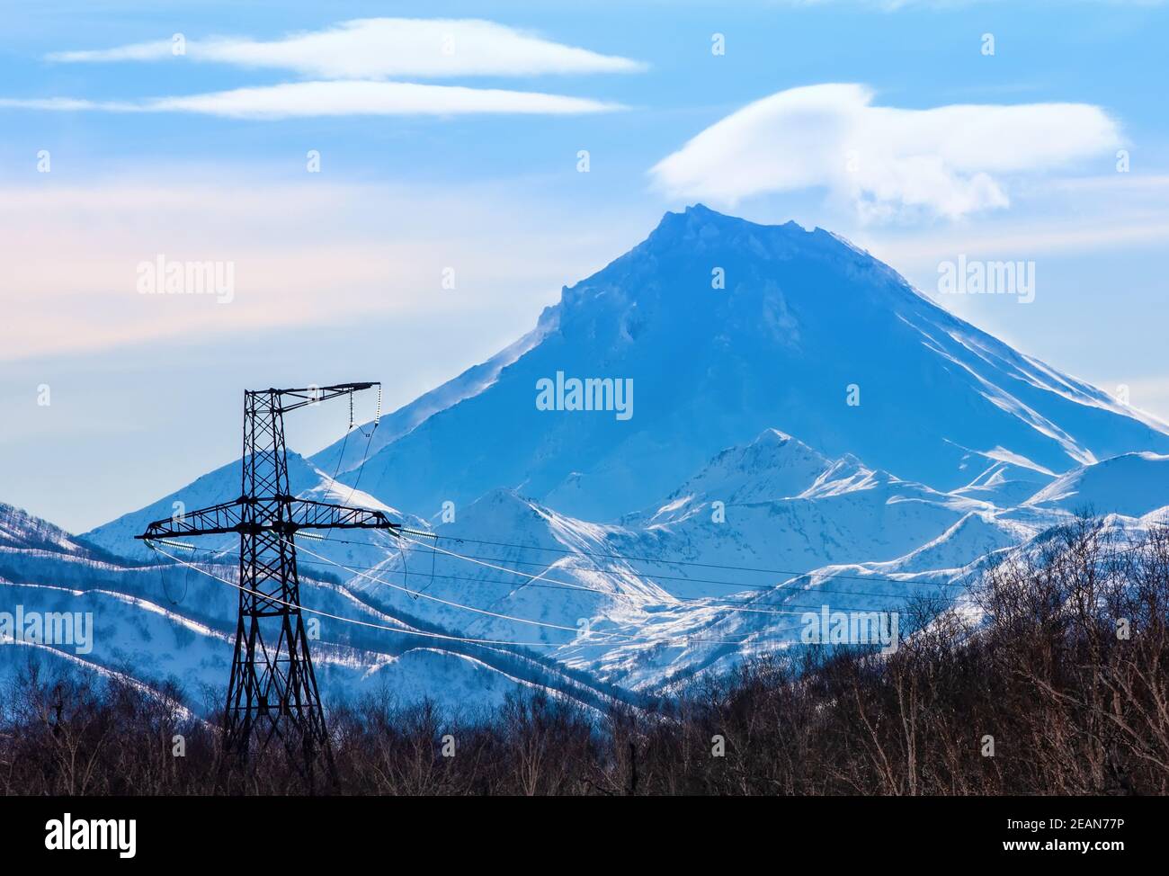 Viljutschinski Vulkan auf Kamtschatka und Hochspannungsleitung Stockfoto