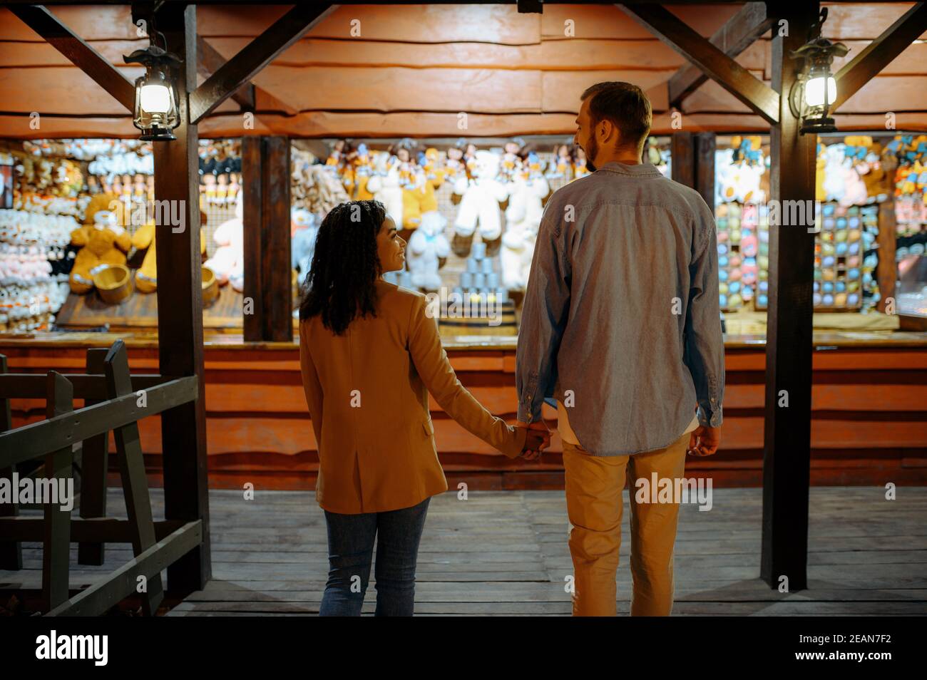 Liebespaar im Vergnügungspark Souvenirshop Stockfoto