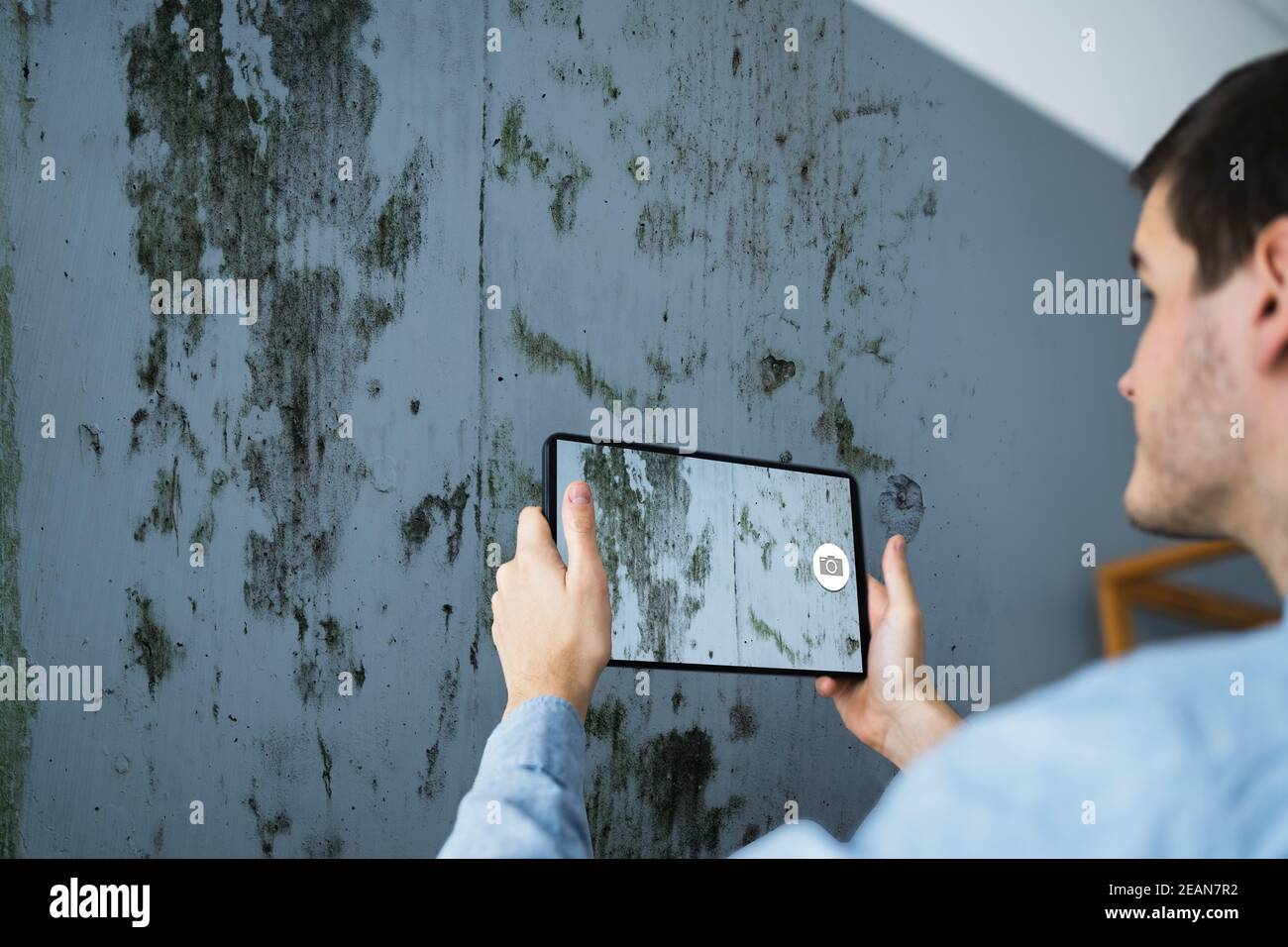 Foto Des Schadens Der Hauswand-Form Wird Aufgenommen Stockfoto