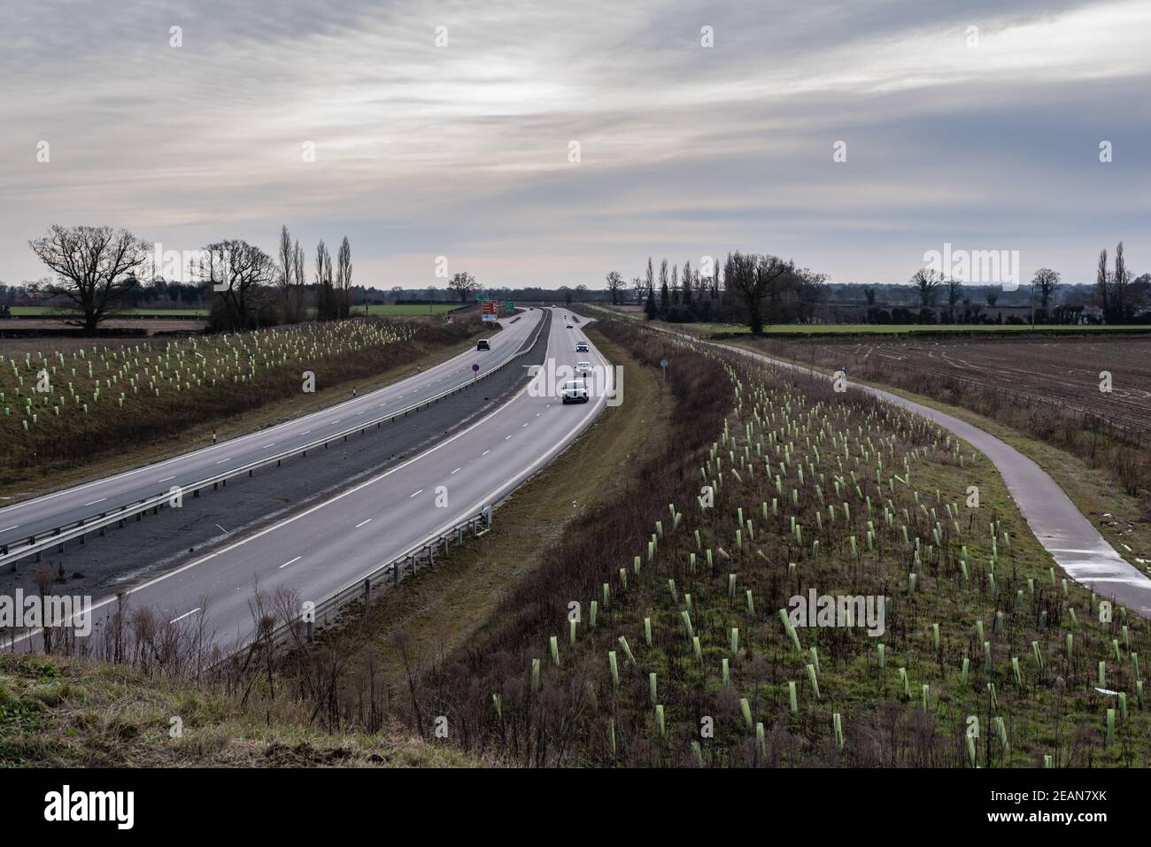 Broadland Expressway - NDR-Dual Fahrbahn mit Autos plus Fußweg mit Wanderern, Thorpe St Andrew, Norwich, Norfolk, UK - i Januar, 2021 Stockfoto