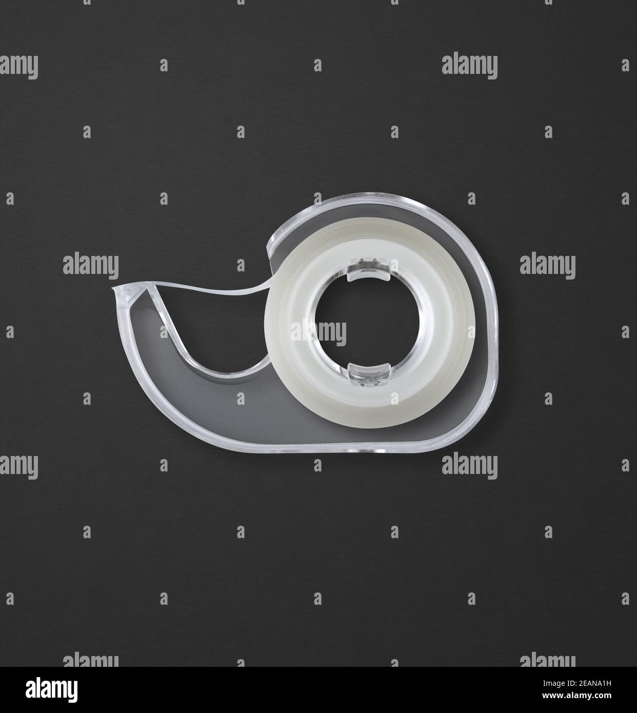 Scotch Tape Dispenser isoliert auf schwarzem Hintergrund Stockfoto