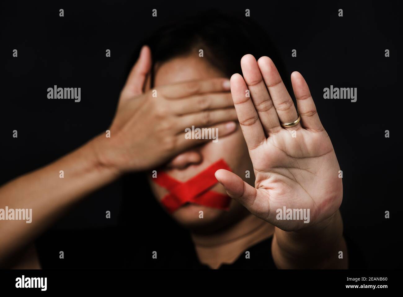 Frau wickeln Mund mit Klebeband und zeigen Hand Zeichen stoppen Gewalt missbrauchen Stockfoto