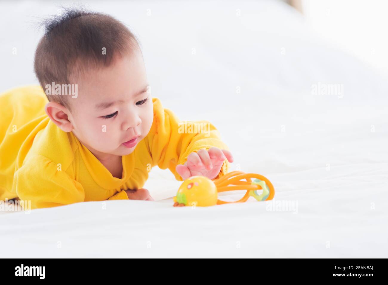 Neugeborenes Baby zu Hause auf dem Bett liegend Stockfoto