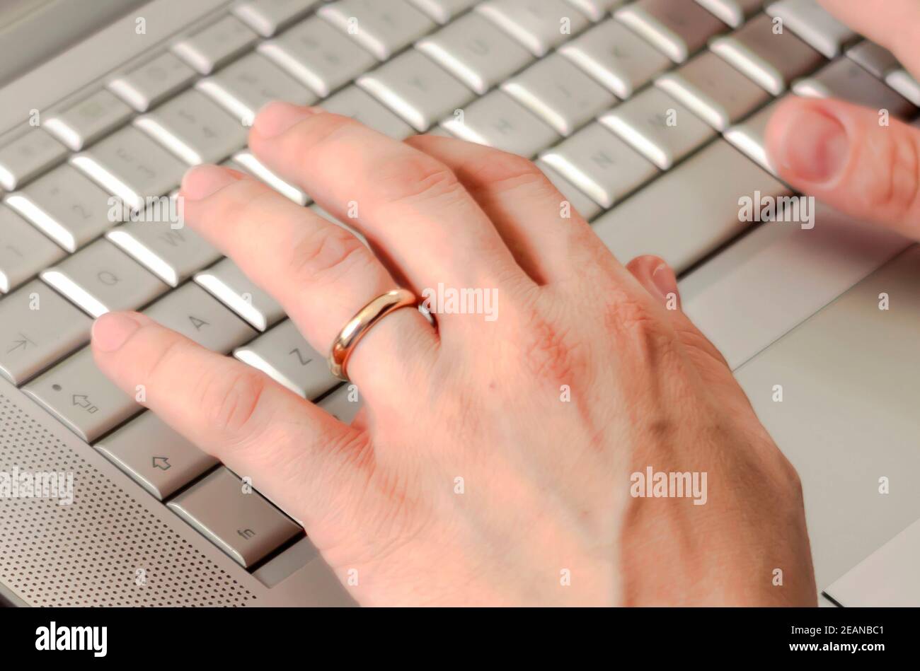 Junge kaukasische Frau auf Laptop-Tastatur eingeben. Arbeiten von ho Stockfoto