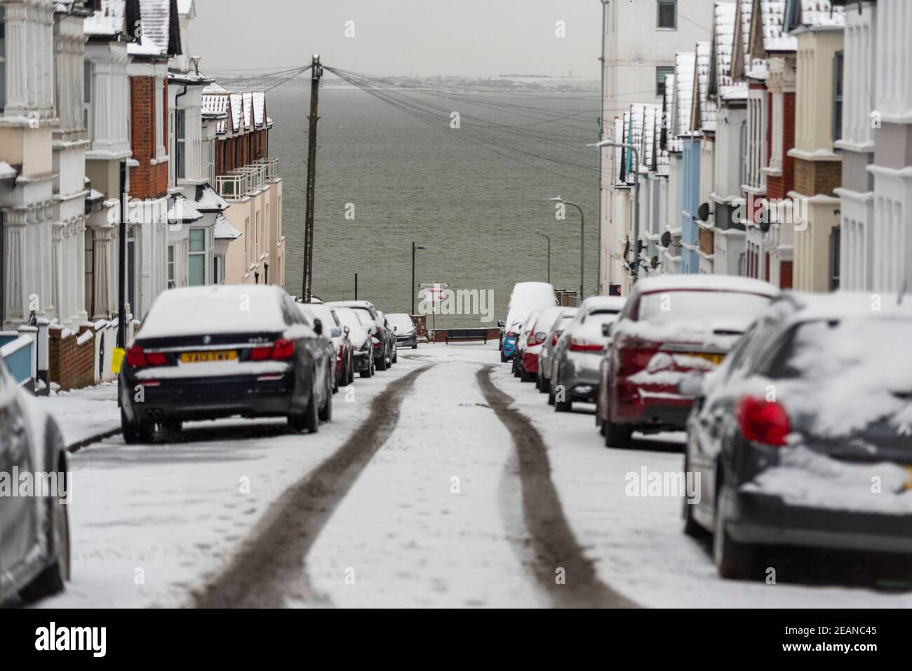 Holland Road in Westcliff on Sea, Southend, Essex, UK, mit Schnee vom Storm Darcy, mit Blick auf die Themse Mündung. Strandstadt Eigenschaften Stockfoto