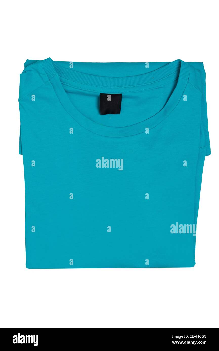 Nahaufnahme eines gefalteten stylischen blauen Hemdes oder T-Shirts isoliert auf weißem Hintergrund. Modisches Herrenoutfit. Stockfoto