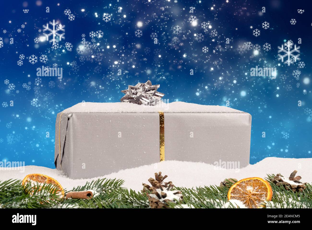 Nahaufnahme eines Weihnachtsgeschenks mit schönem blauen winterlichen Hintergrund Stockfoto