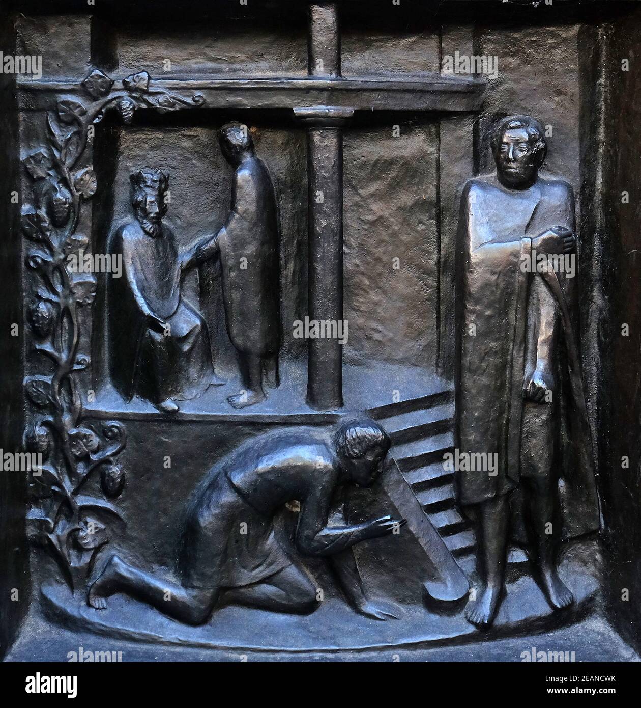 Und vergib uns unsere Schulden - Das Gleichnis vom unbarmherzigen Knecht, Relief an der Tür vom Grossmünster ('große Münster') Kirche in Zürich, Schweiz Stockfoto