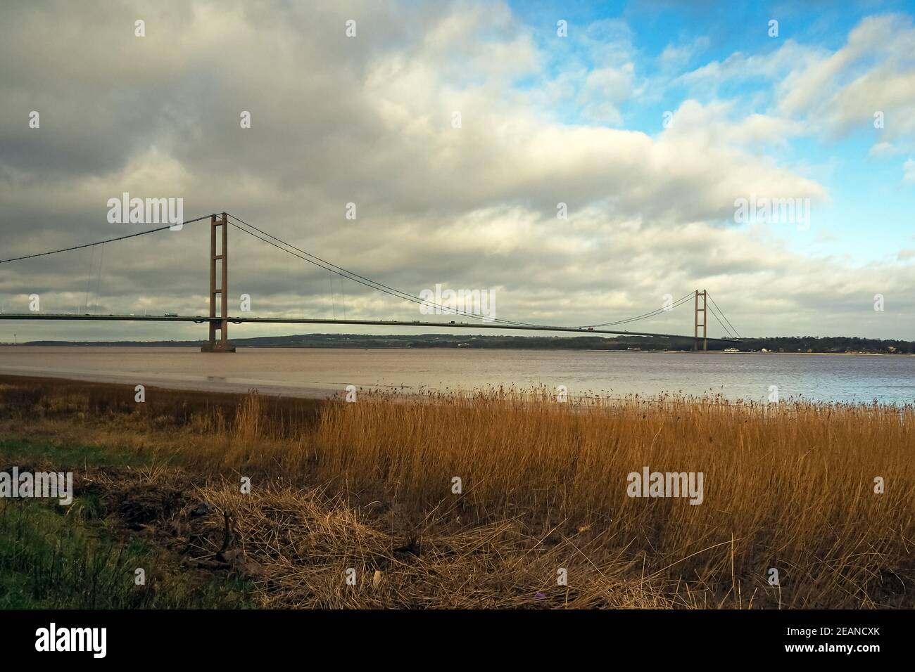 Blick auf die Humber Bridge vom Südufer der Humber Estuary, England Stockfoto