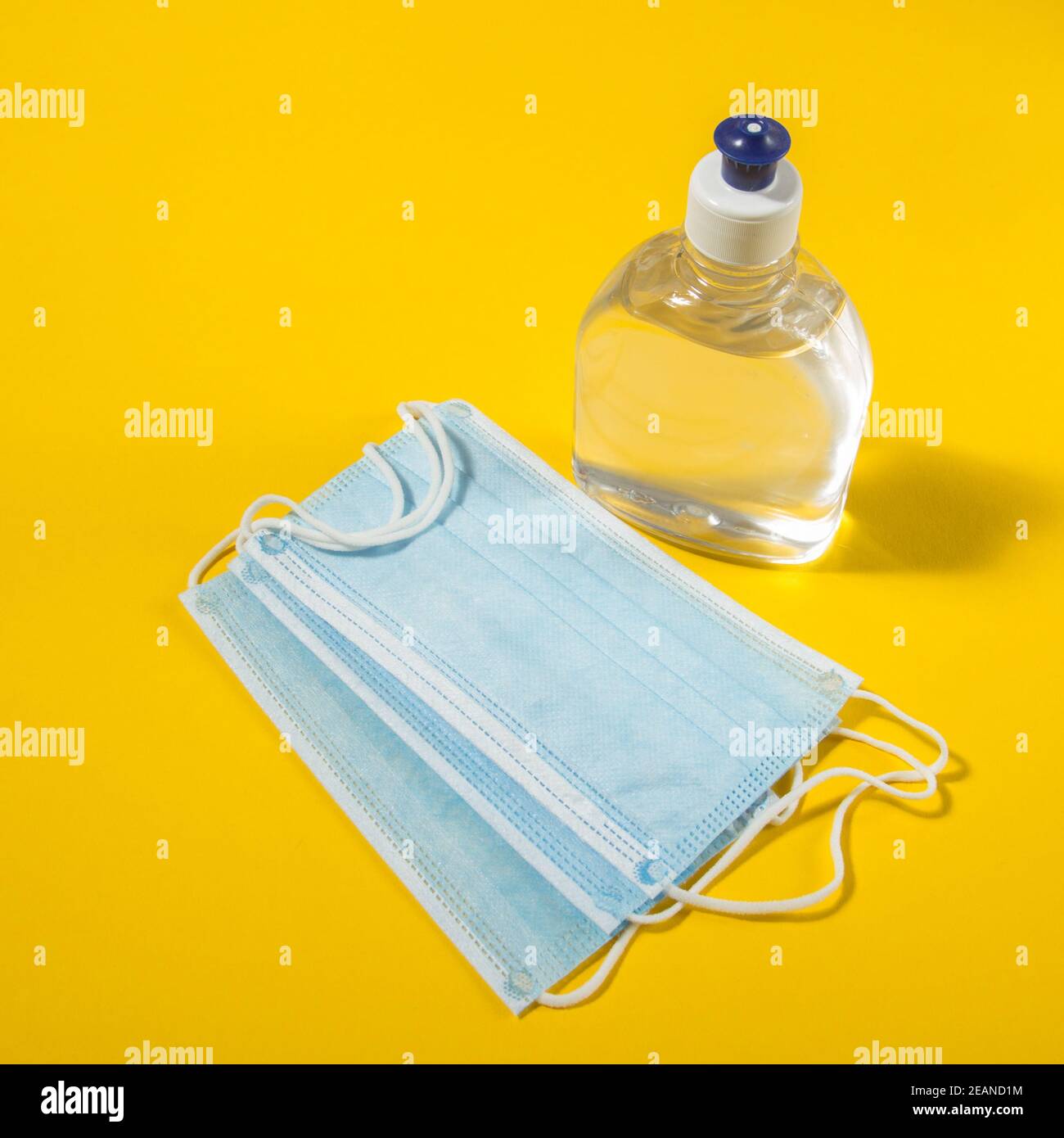 Alkohol Gel Hand Desinfektionsmittel und Einweg-Hygienemaske Stockfoto