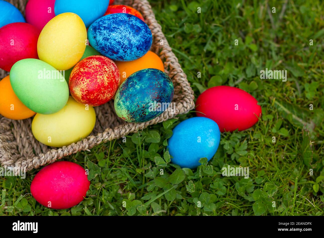 Frohe Ostern, bunte Eier in einem Korb Stockfoto