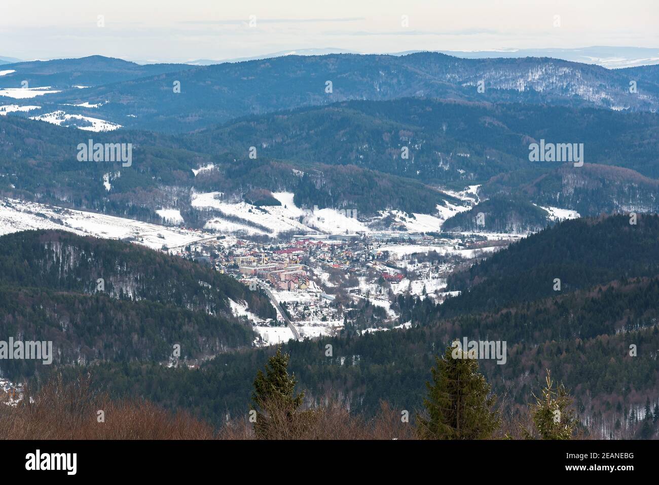 Beskid Berge von der Jaworzyna Krynicka Skipiste aus gesehen Stockfoto