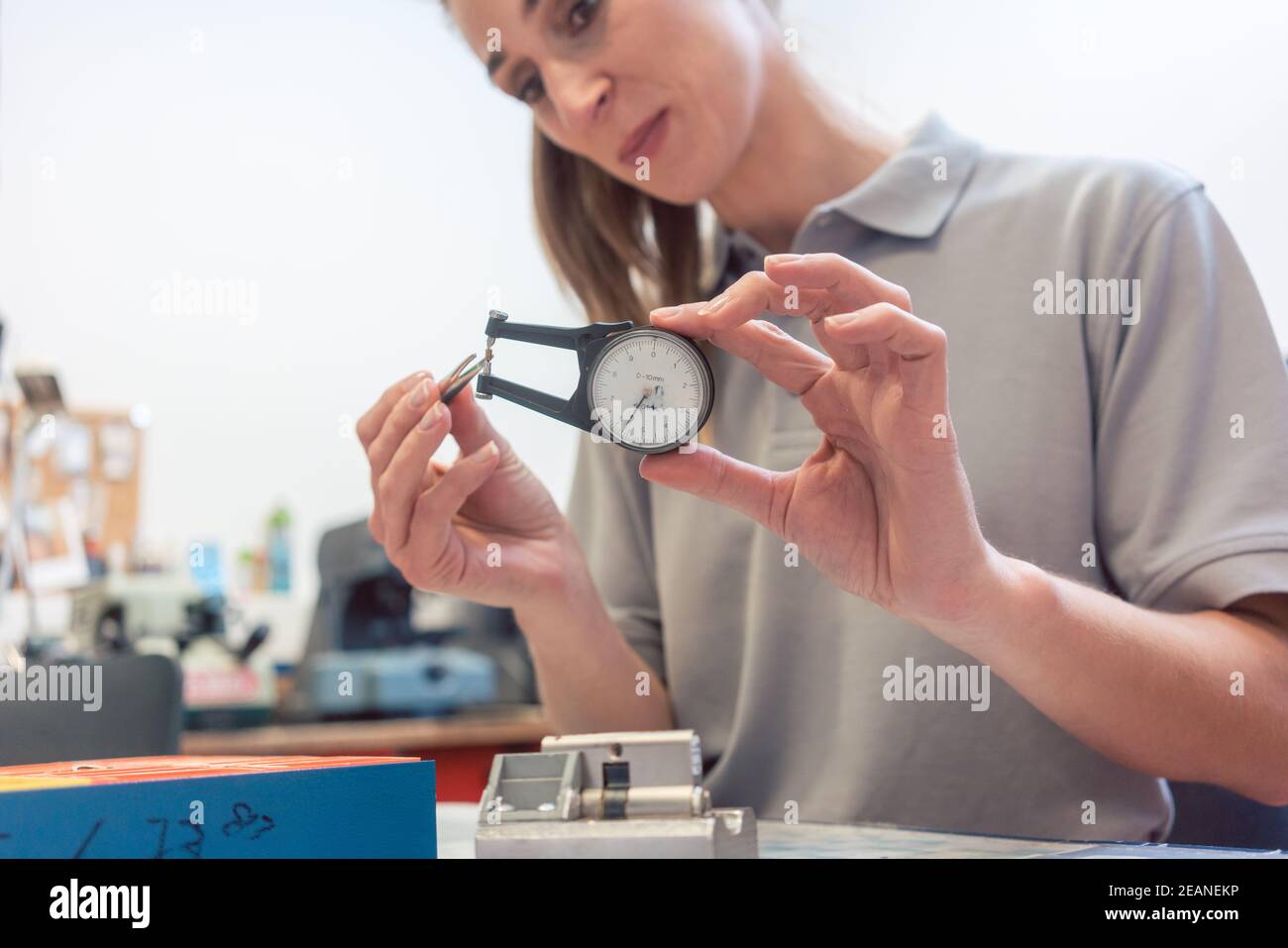 Frau Schlosser reparieren einer Sperre Stockfoto