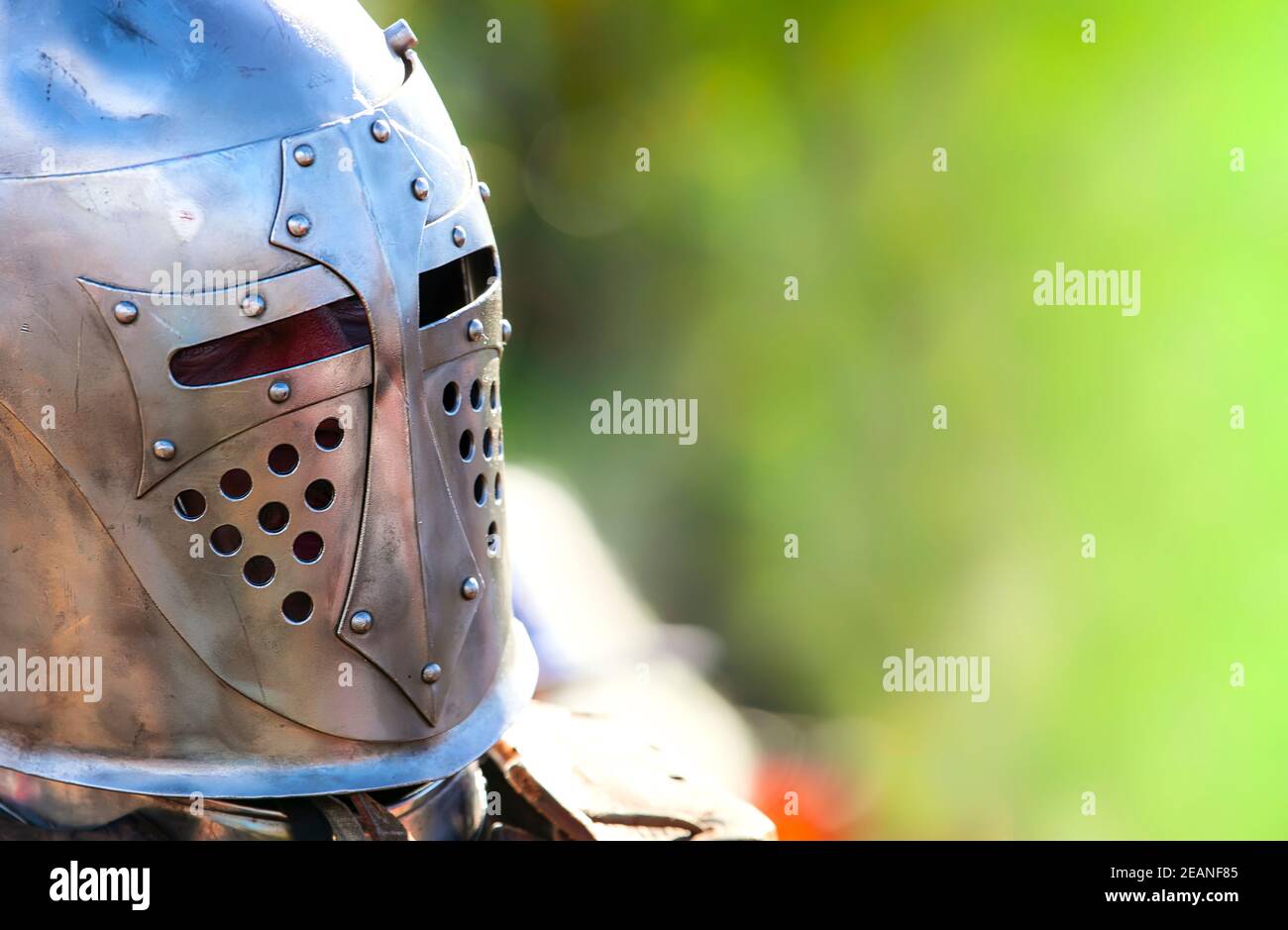 Helm eines mittelalterlichen Ritters. Nahaufnahme Stockfoto