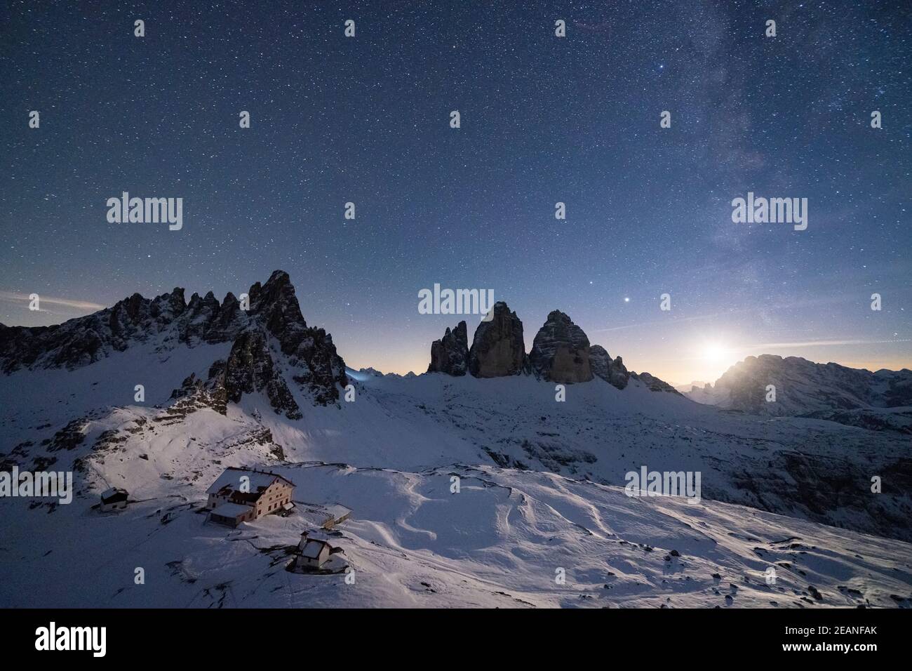 Monte Paterno, Tre Cime di Lavaredo und Hütte Locatelli im Mondlicht, Sextner Dolomiten, Südtirol, Italien, Europa Stockfoto