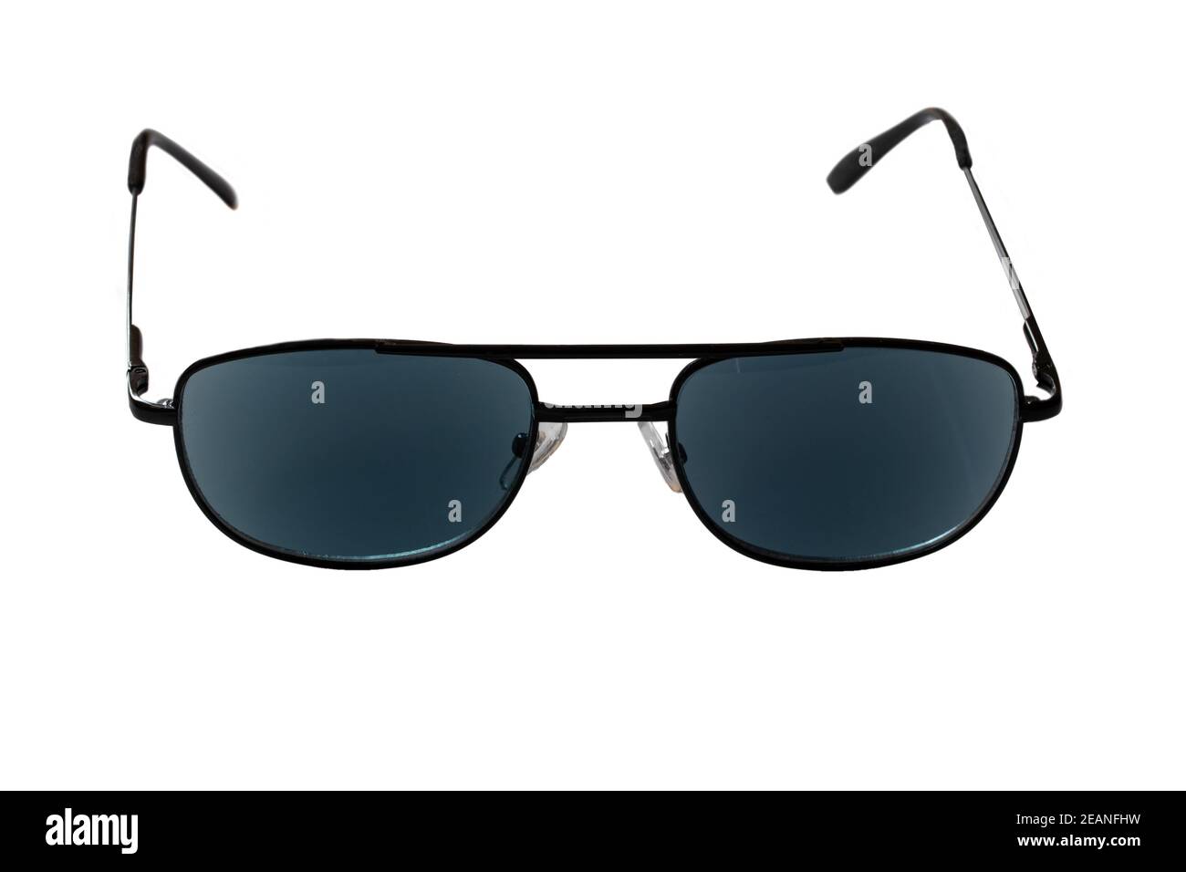 Sommergläser Mode. Nahaufnahme einer eleganten männlichen schwarzen Sonnenbrille auf weißem Hintergrund isoliert. Makrofotografie. Stockfoto