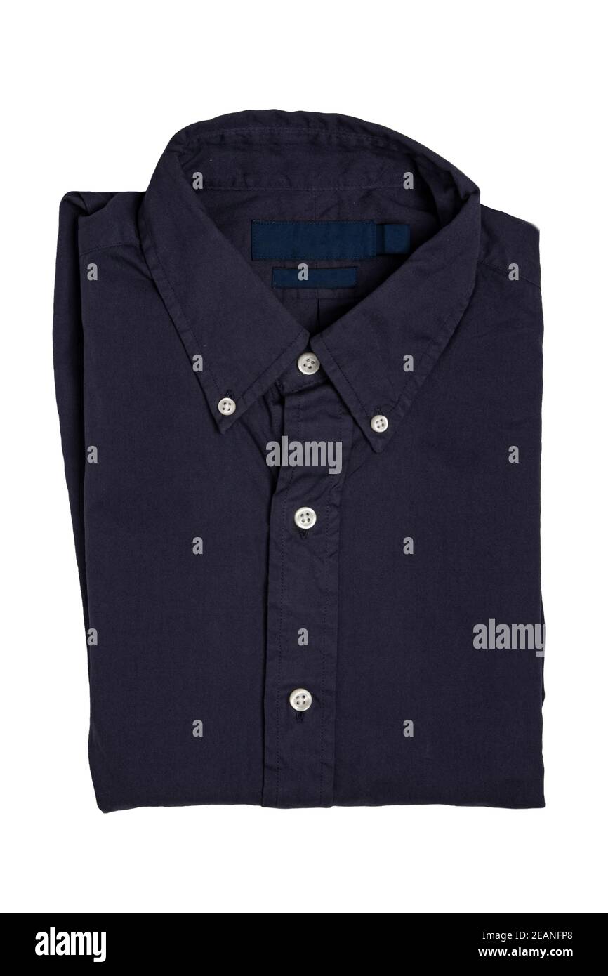 Nahaufnahme eines gefalteten stylischen dunkelblauen Hemdes isoliert auf weißem Hintergrund. Modisches Herrenoutfit. Stockfoto