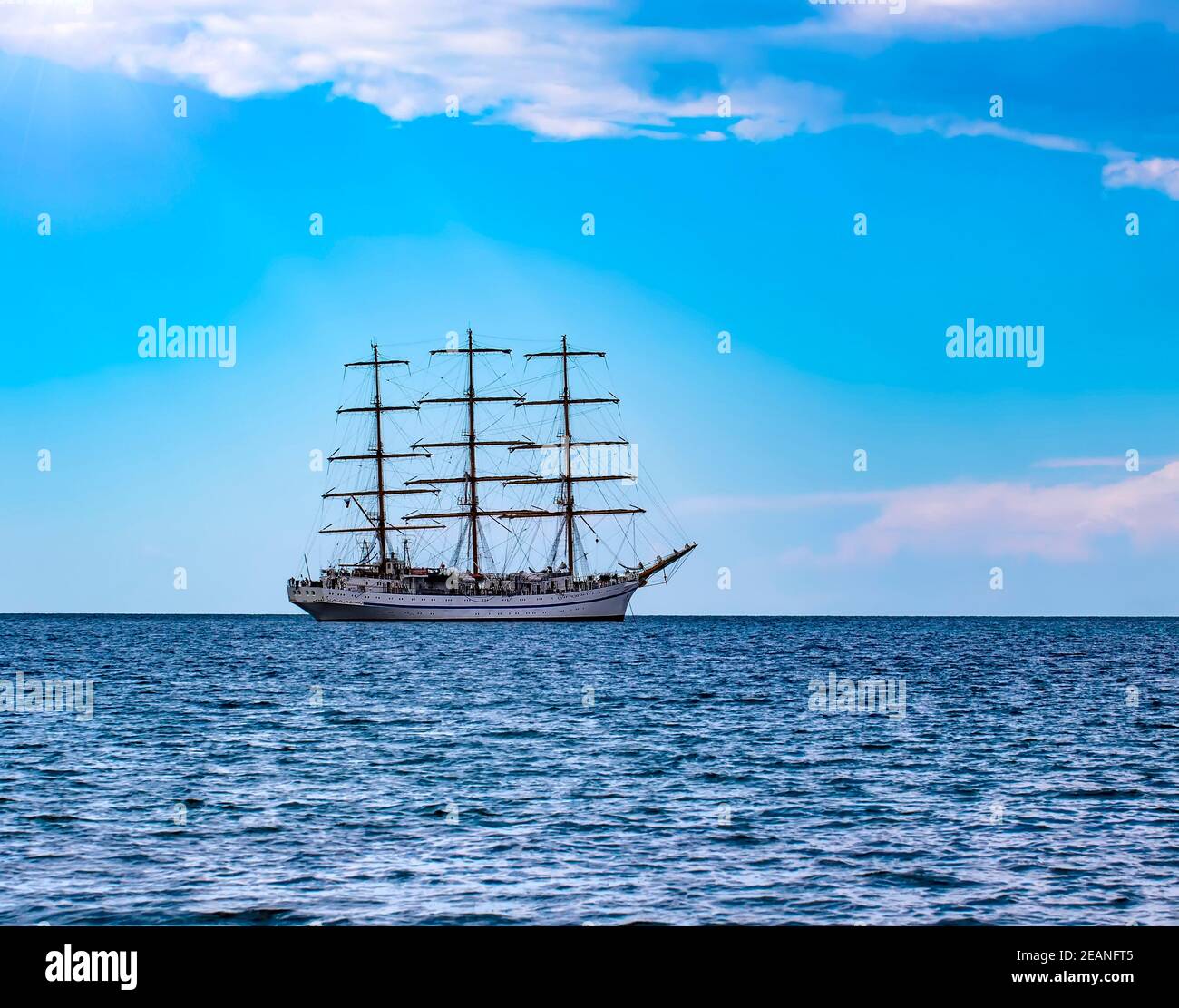 Segelschiff im Meer ohne Segel. Selektiver Fokus Stockfoto