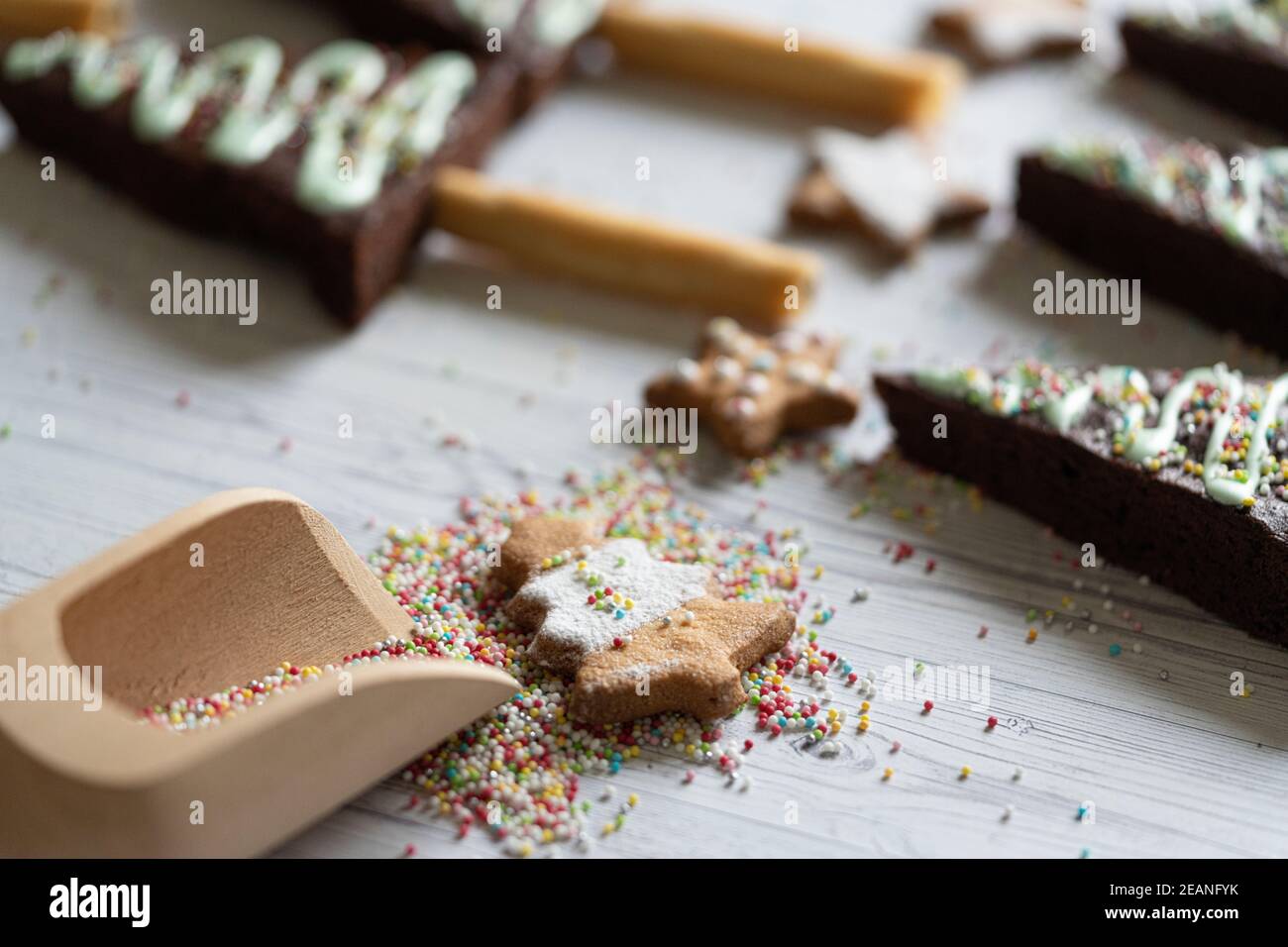 Hausgemachter Plätzchen in Form von Weihnachtsbaum und Schokolade Brownies mit Zuckerbällchen verziert, Italien, Europa Stockfoto