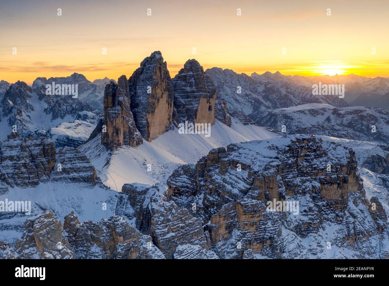 Sonnenuntergang über Tre Cime Di Lavaredo, Monte Paterno und Cristallo während eines verschneiten Herbstes, Sextner Dolomiten, Südtirol, Italien, Europa Stockfoto