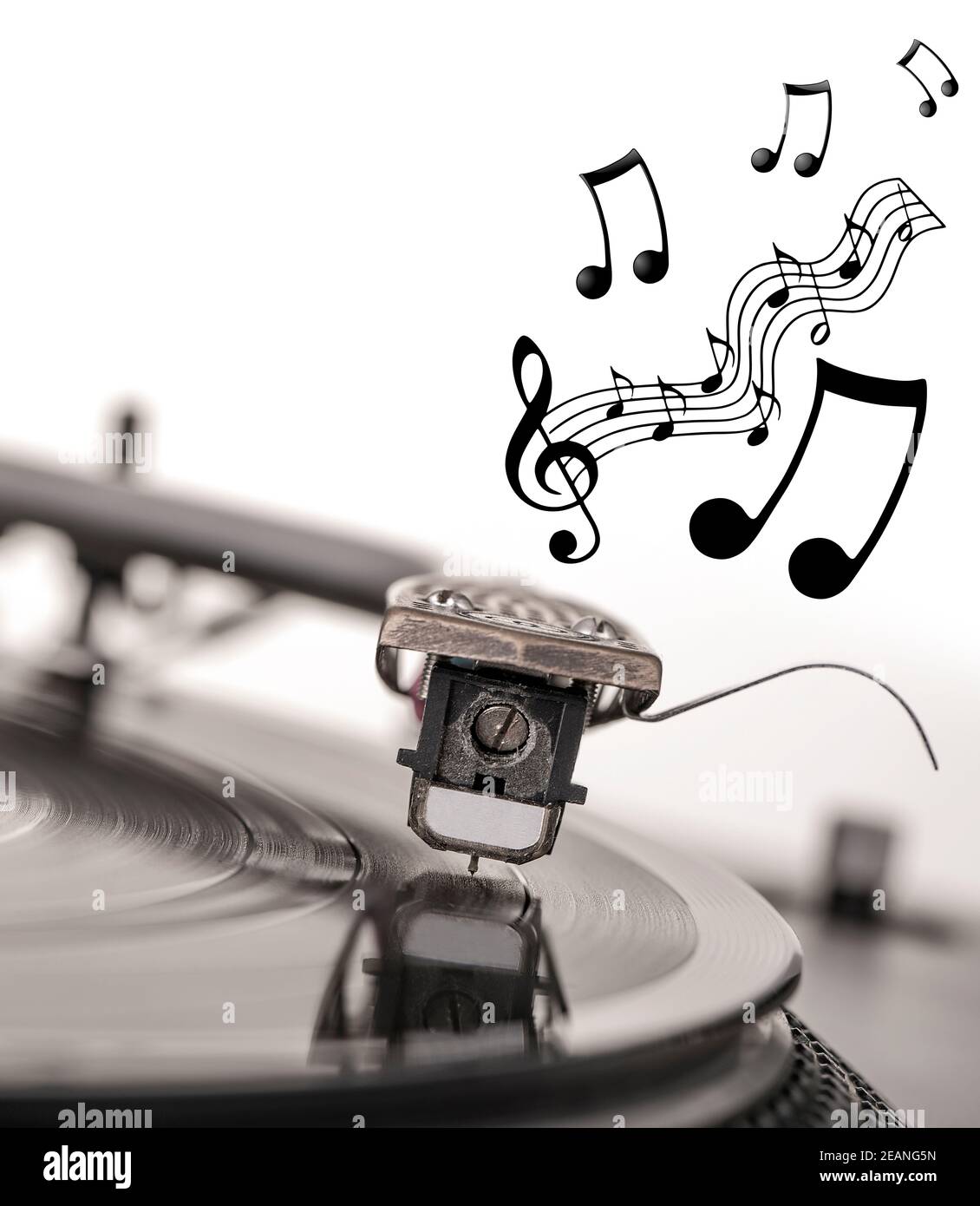 Alte staubige Vinyl Plattenspieler isoliert auf weißem Hintergrund. Stockfoto