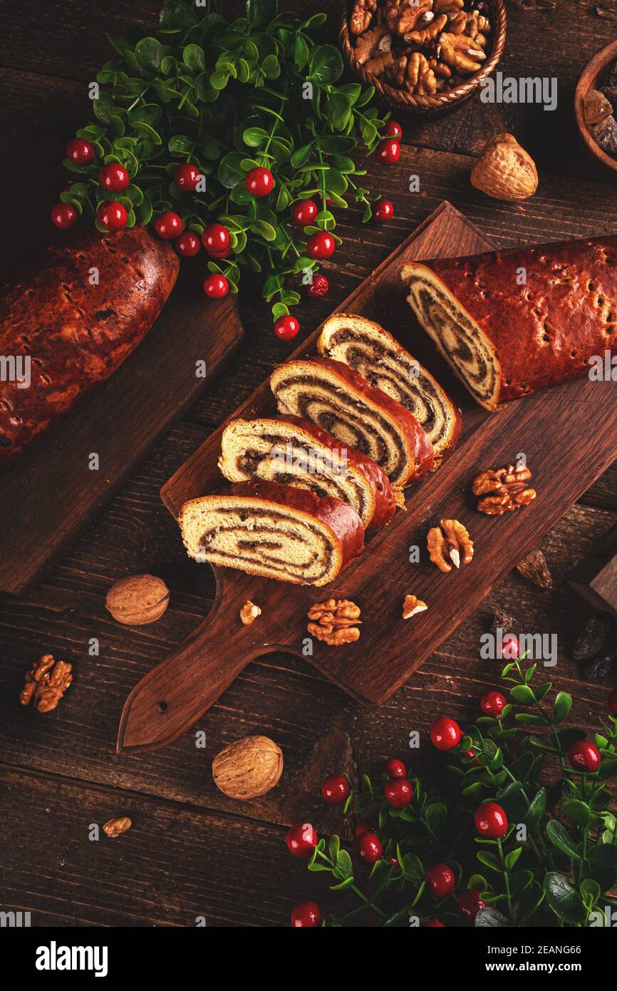 Beigli, Scheiben aus ungarischer Walnussrolle Stockfoto