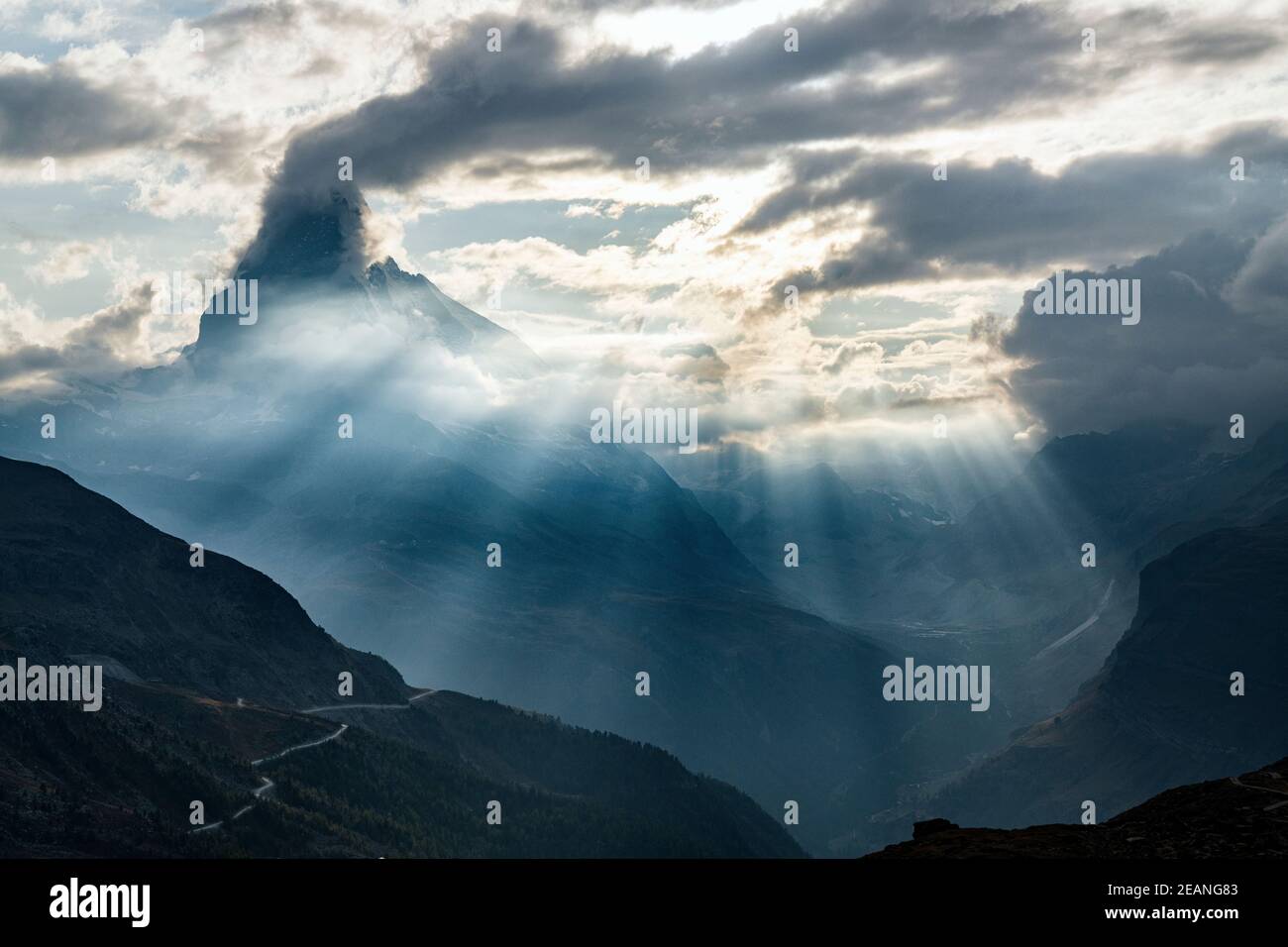 Sonnenstrahlen durch Wolken über dem Matterhorn bei einem hinterleuchteten Sonnenuntergang, Zermatt, Kanton Wallis, Schweiz, Europa Stockfoto