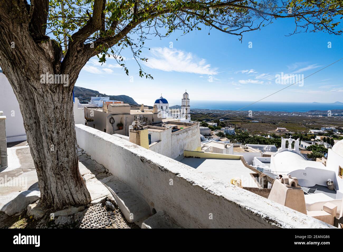 Weiß getünchte Architektur in Pyrgos, Santorini, Kykladen, griechischen Inseln, Griechenland, Europa Stockfoto