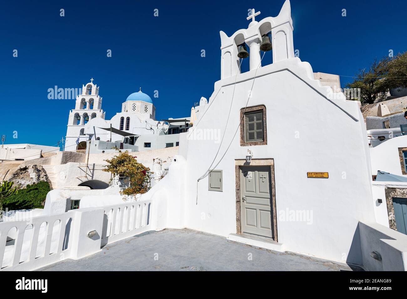 Weißgetünchte Kirche in Pyrgos, Santorini, Kykladen, griechischen Inseln, Griechenland, Europa Stockfoto