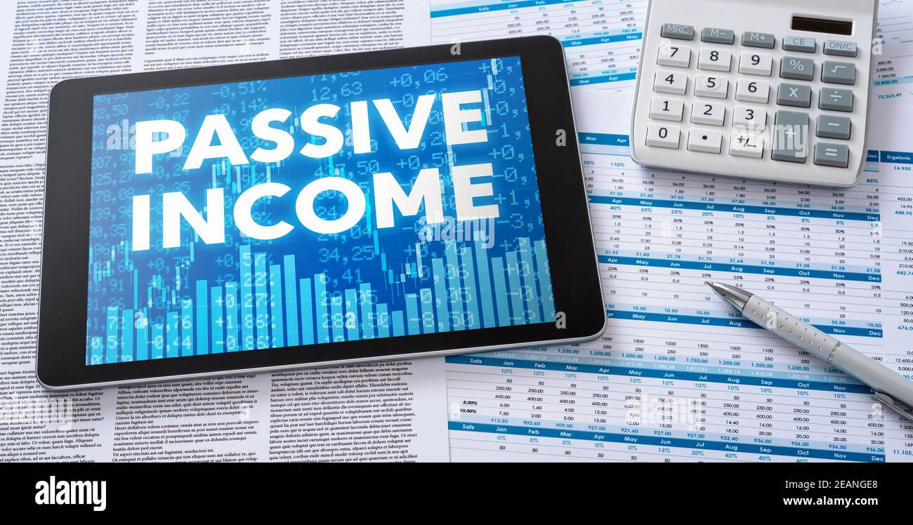 Eine Tablette mit finanziellen Dokumenten - Passives Einkommen Stockfoto