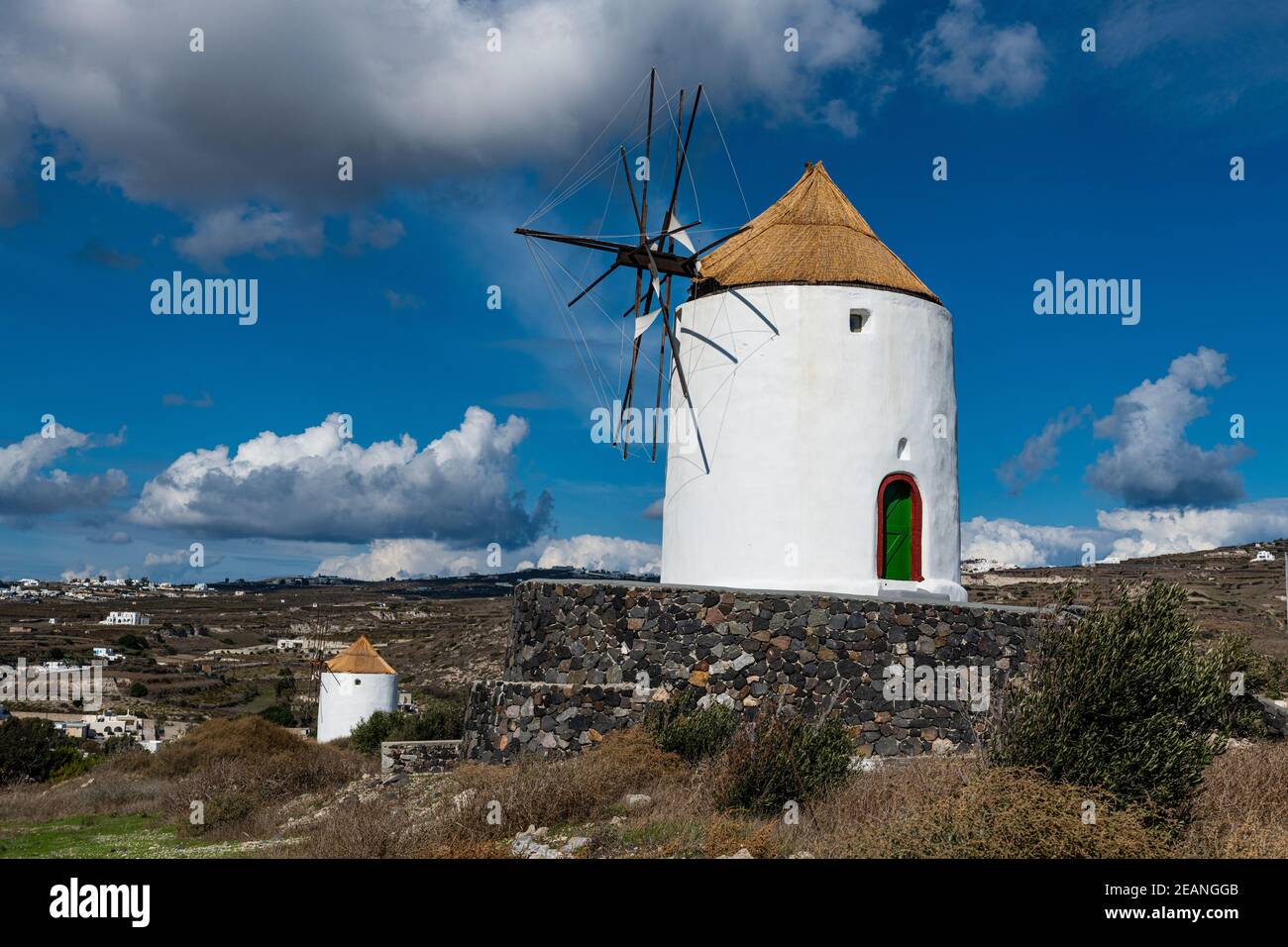 Windmühle über Emporio, Santorini, Kykladen, Griechische Inseln, Griechenland, Europa Stockfoto