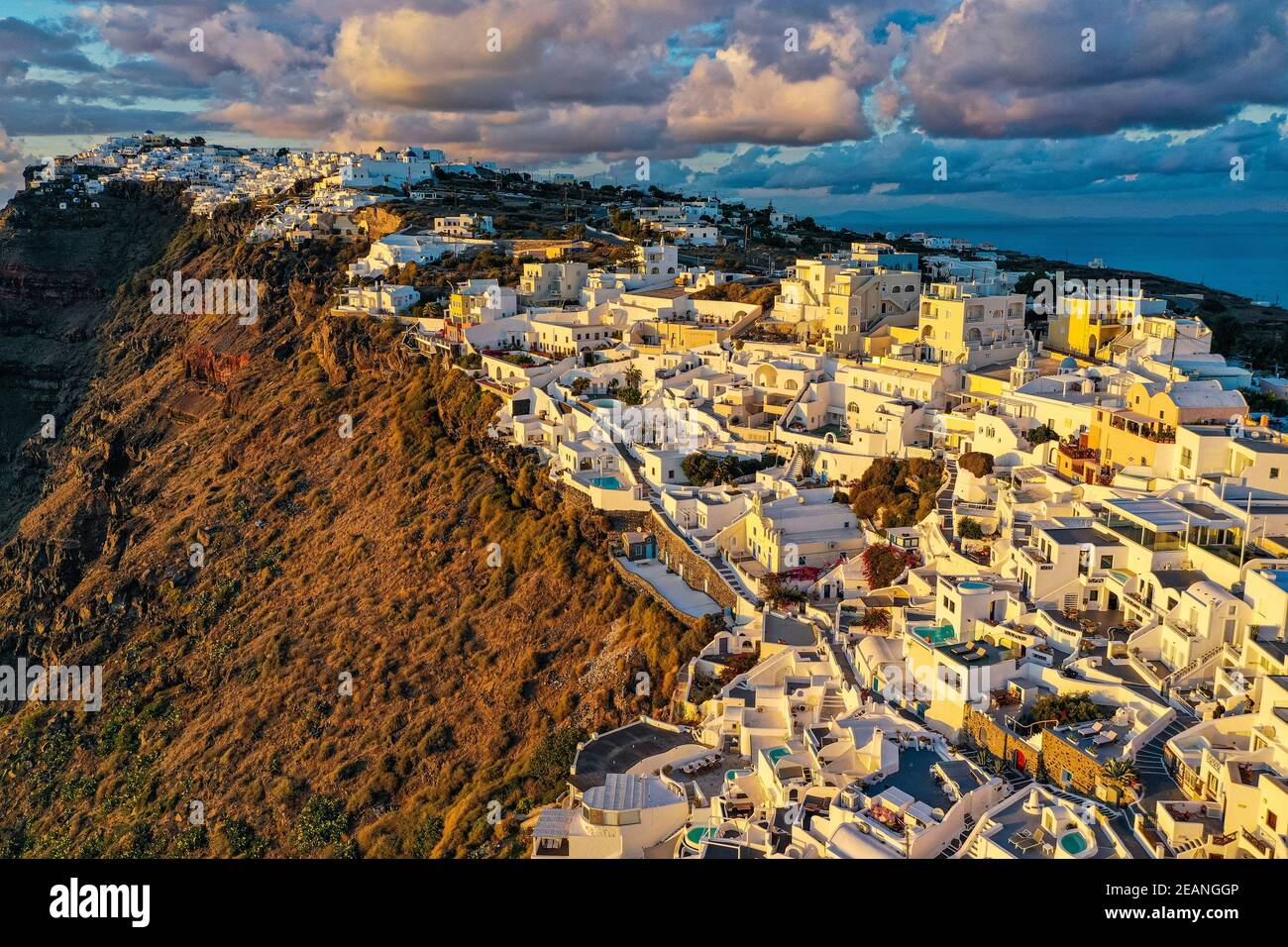 Luftaufnahme von Fira bei Sonnenuntergang, Santorini, Kykladen, griechische Inseln, Griechenland, Europa Stockfoto