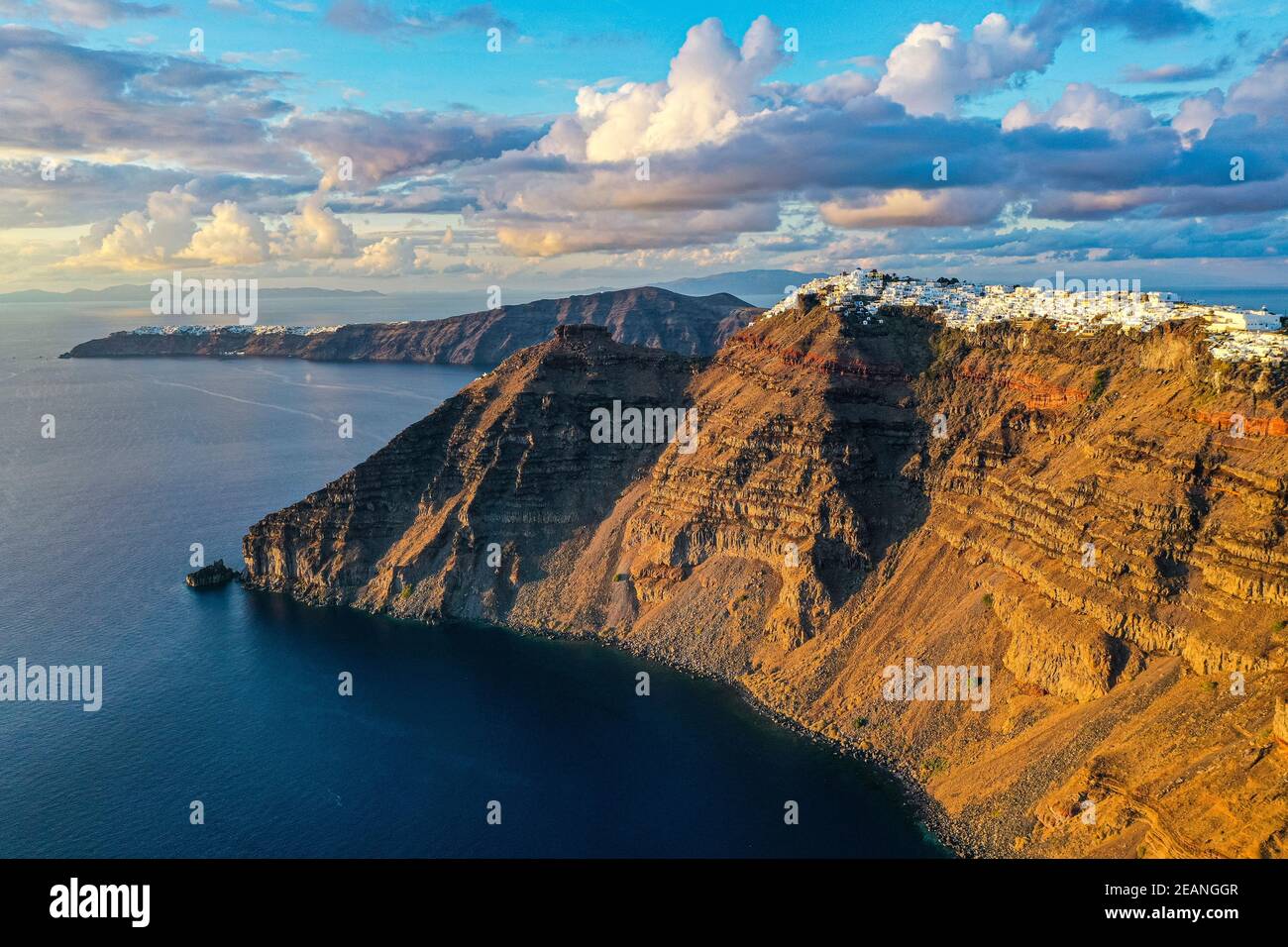 Luftaufnahme von Fira bei Sonnenuntergang, Santorini, Kykladen, griechische Inseln, Griechenland, Europa Stockfoto