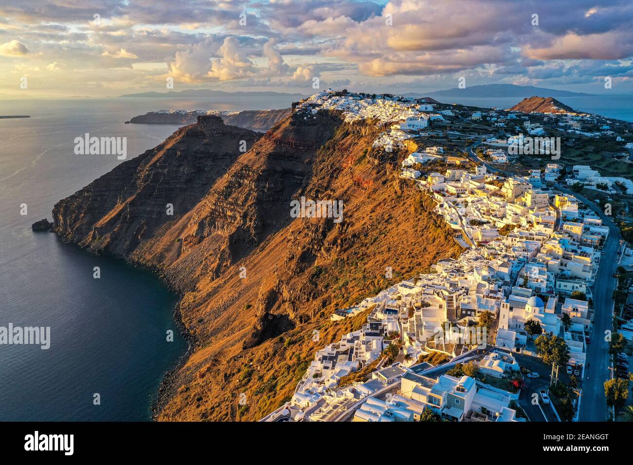 Luftaufnahme von Fira bei Sonnenuntergang, Santorini, Kykladen, griechische Inseln, Griechenland, Europa Stockfoto
