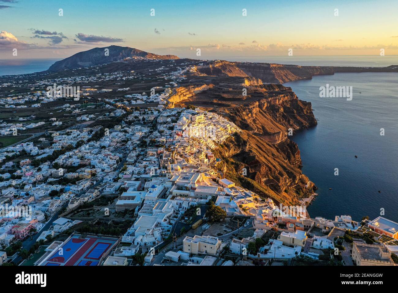 Luftaufnahme von Fira bei Sonnenuntergang, Santorini, Kykladen, griechische Inseln, Griechenland, Europa Stockfoto