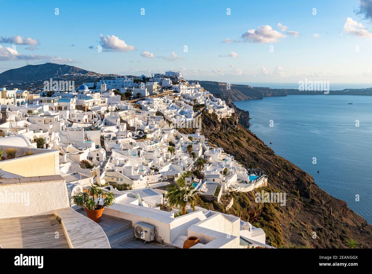 Weiß getünchte Häuser auf der Caldera, Fira, Santorini, Kykladen, griechische Inseln, Griechenland, Europa Stockfoto