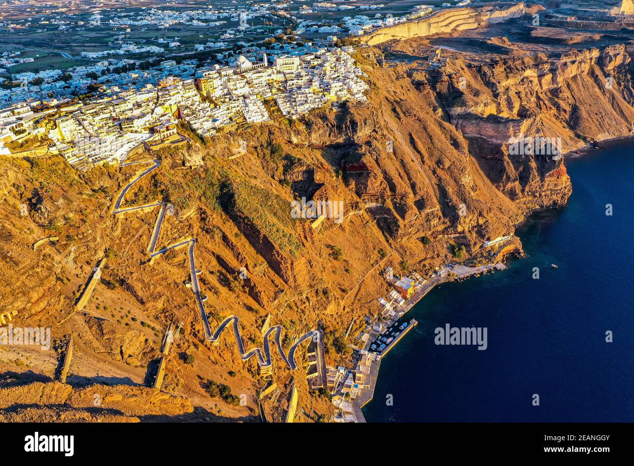 Luftaufnahme von Fira bei Sonnenuntergang, Santorini, Kykladen, griechische Inseln, Griechenland, Europa Stockfoto